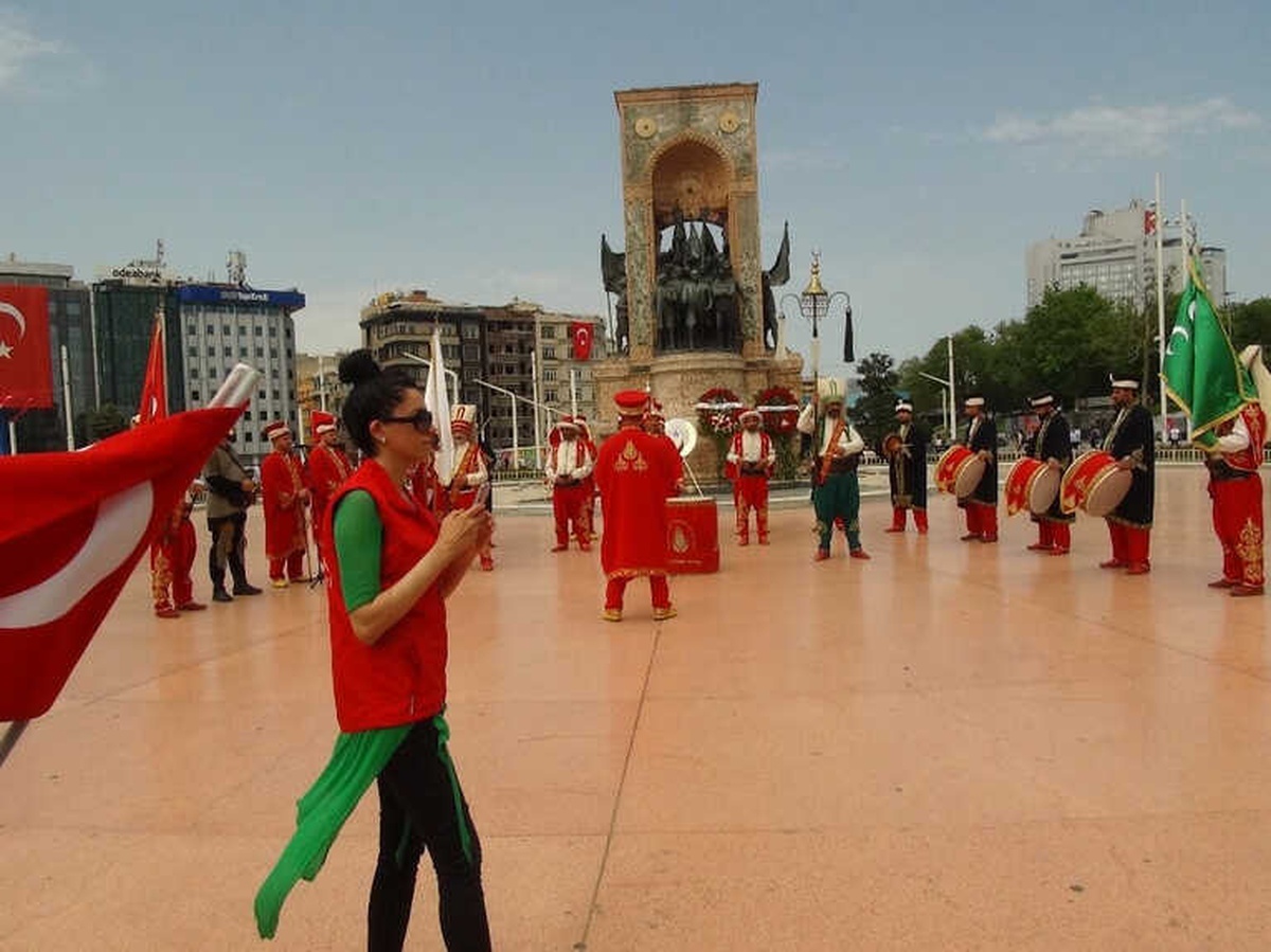 Polis Mehteran Birliği, Taksim\'de Vatandaşları Coşturdu