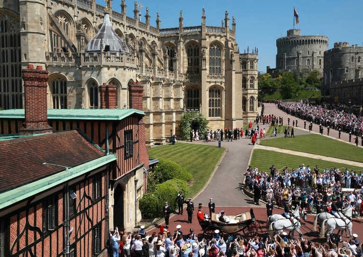 Prens Harry ve Markle, Kraliyet Arabasıyla Şehir Turu Yaptı