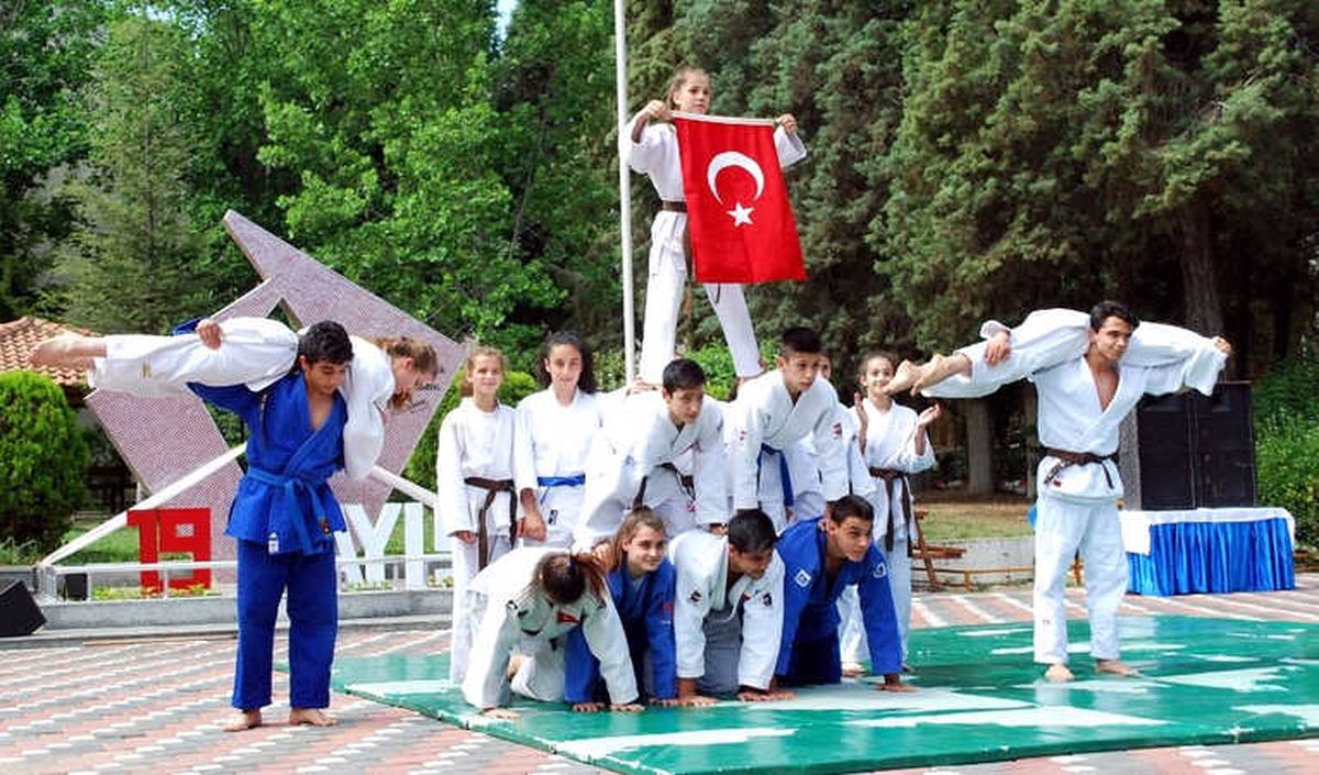 Salihli\'de 19 Mayıs Coşkusu