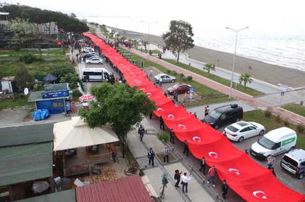 Samsun\'da 1919 Metrelik Dev Türk Bayrağı Dalgalandı
