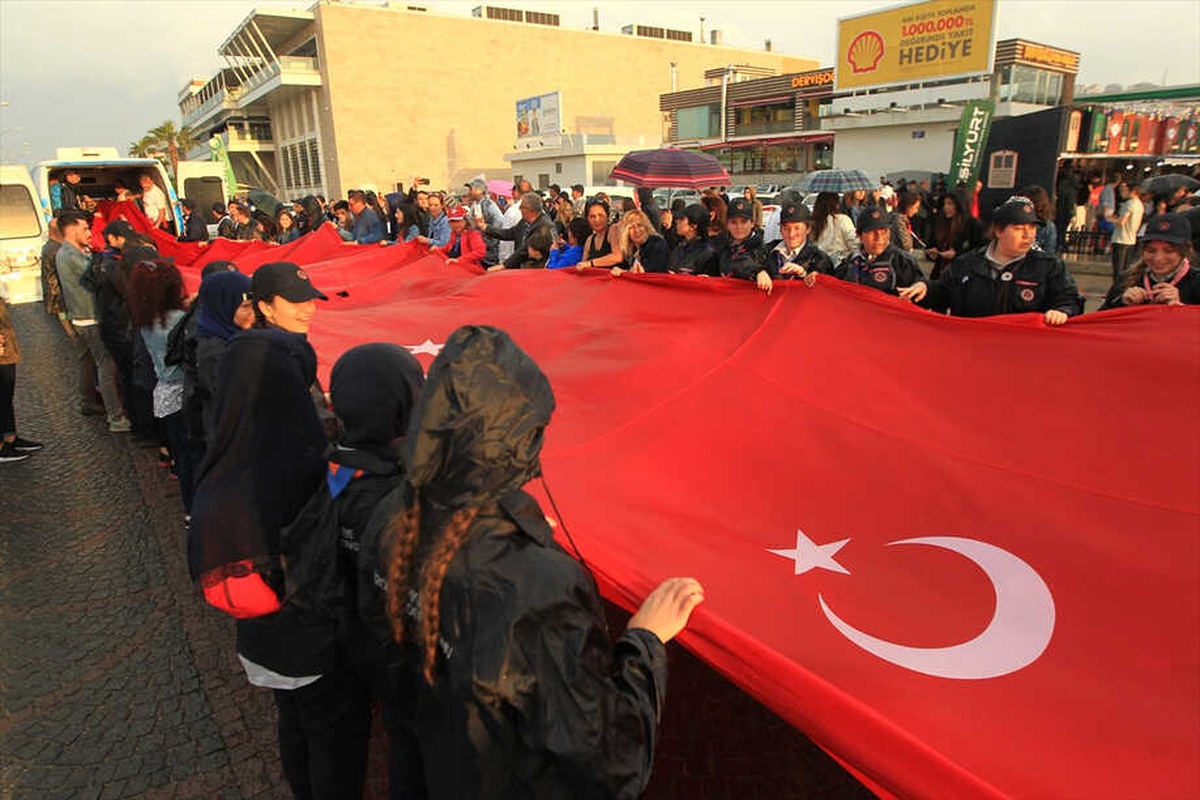 Samsun\'da 1919 Metrelik Türk Bayrağı Açıldı