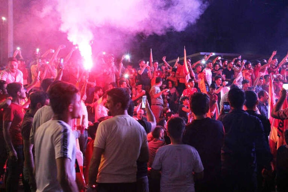 Şanlıurfa\'da Galatasaraylı Taraftarlar Meydanlara İndi