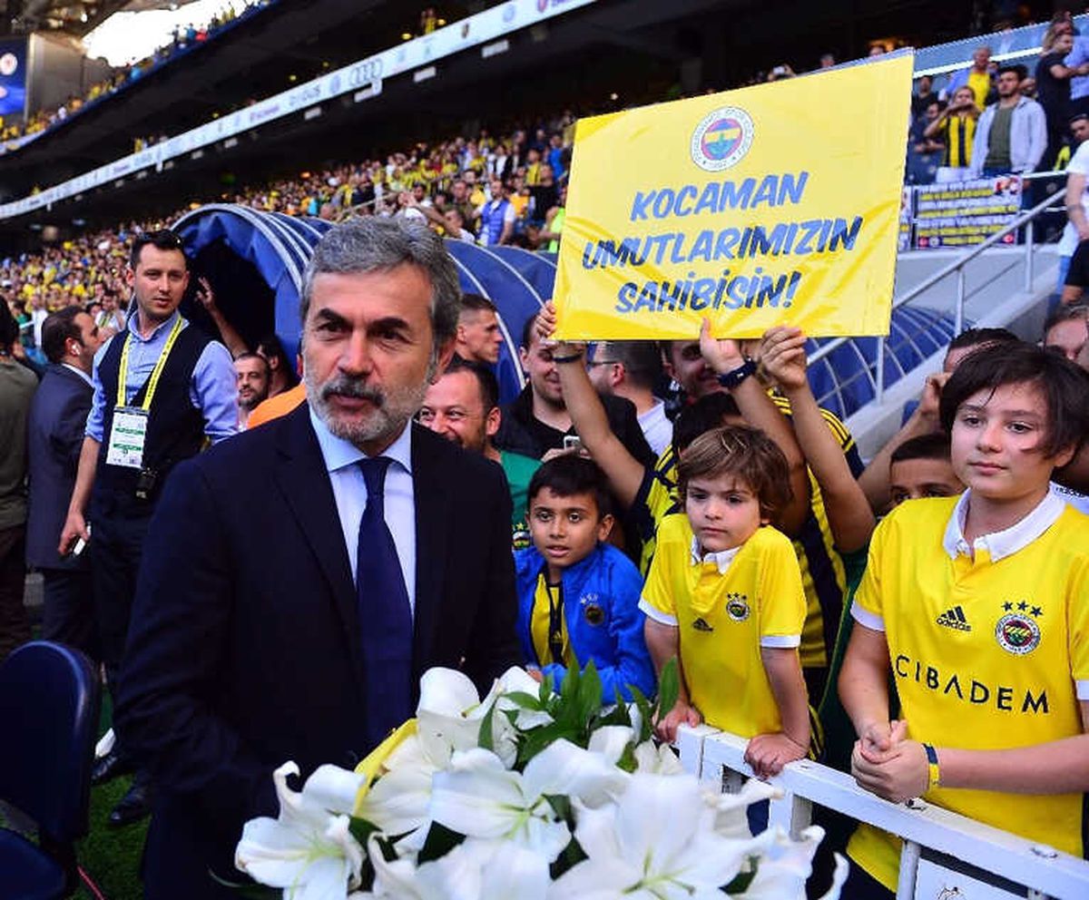 Taraftardan Aykut Kocaman\'a Çiçek