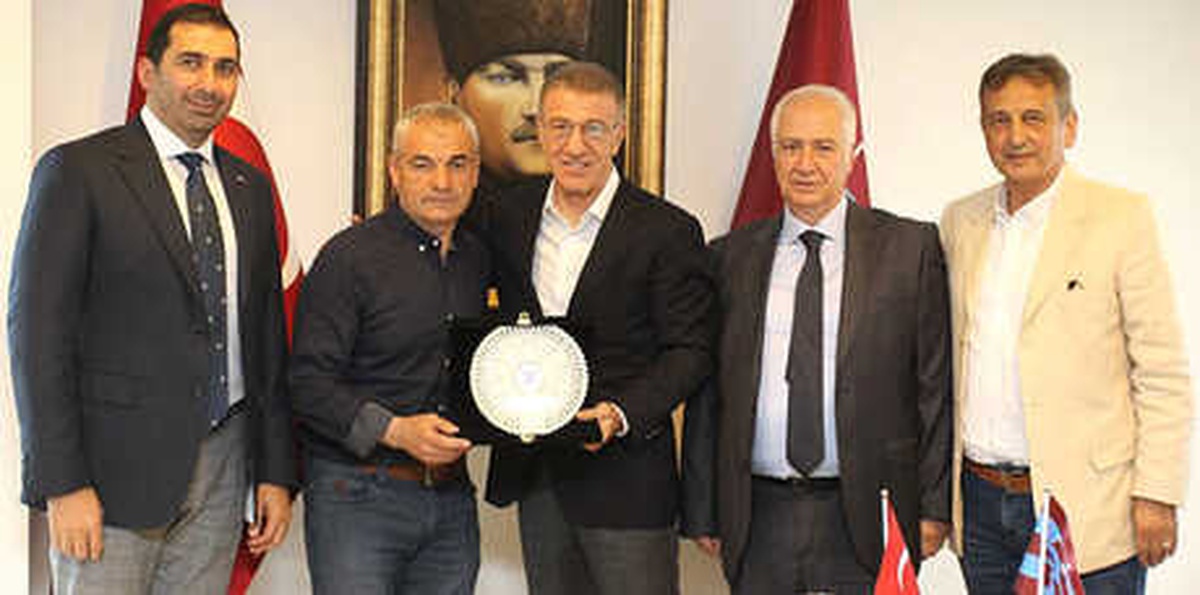 Trabzonspor Başkanı Ağaoğlu\'ndan Çalımbay\'a Plaket