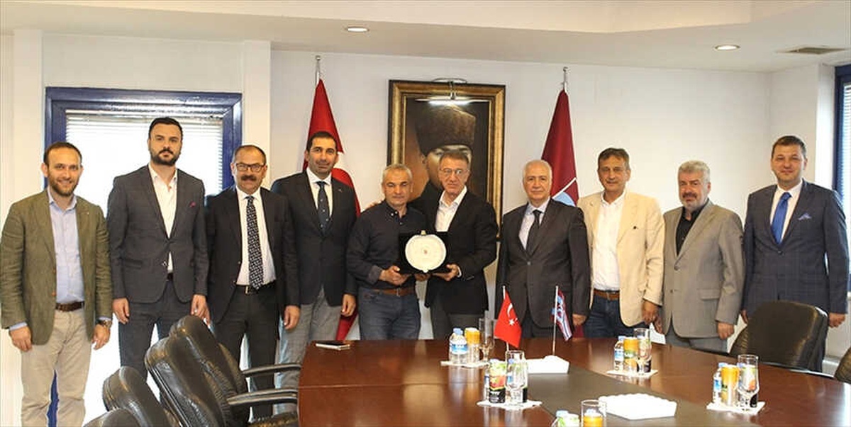 Trabzonspor Kulübü Başkanı Ağaoğlu\'ndan Çalımbay\'a Plaket