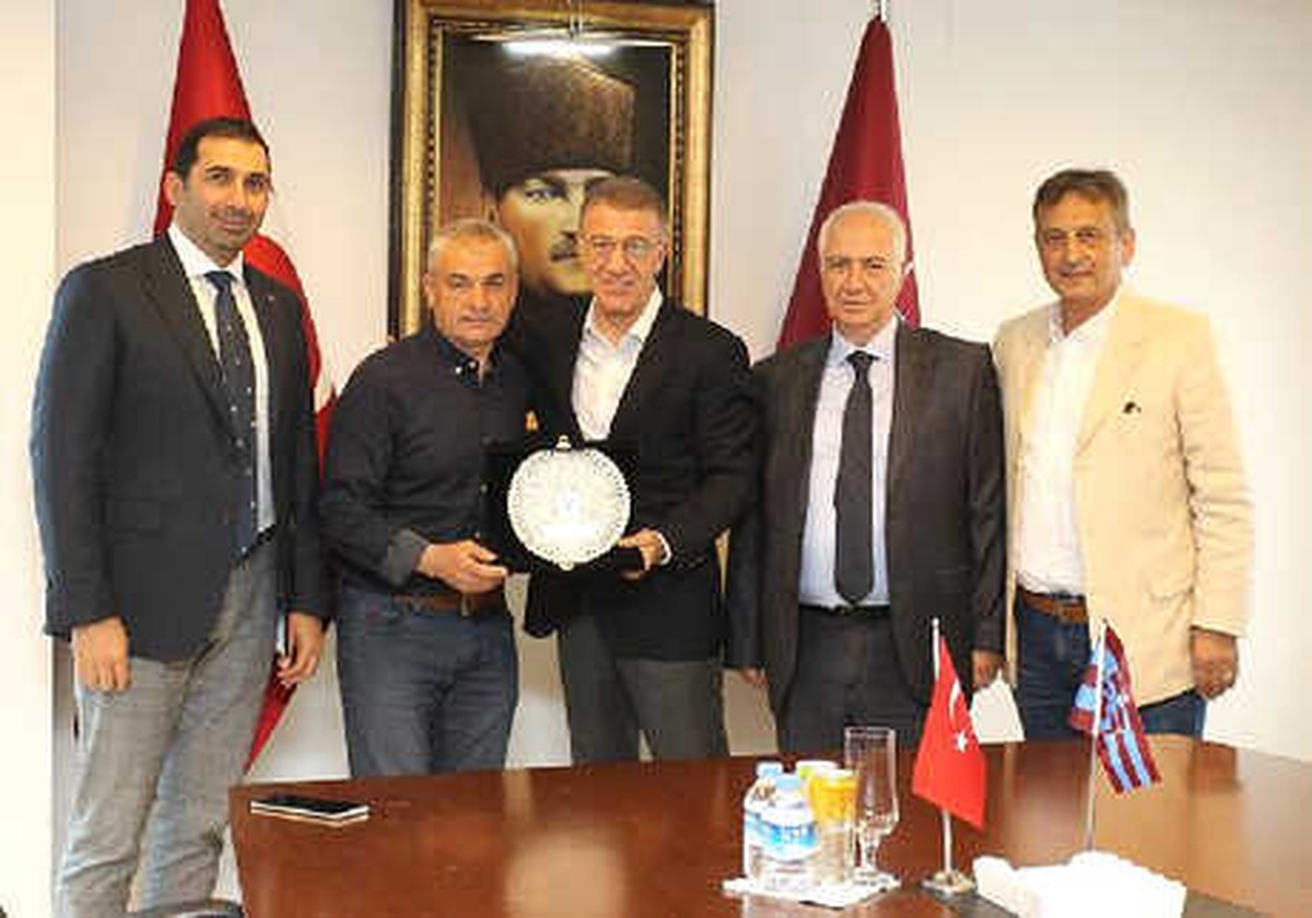 Trabzonspor Yönetiminden Çalımbay\'a Teşekkür Plaketi