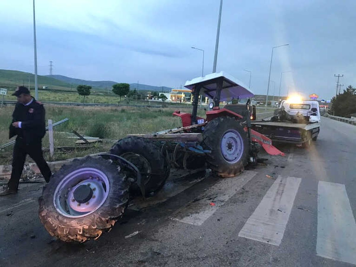 Traktör İkiye Bölündü : 4 Yaralı