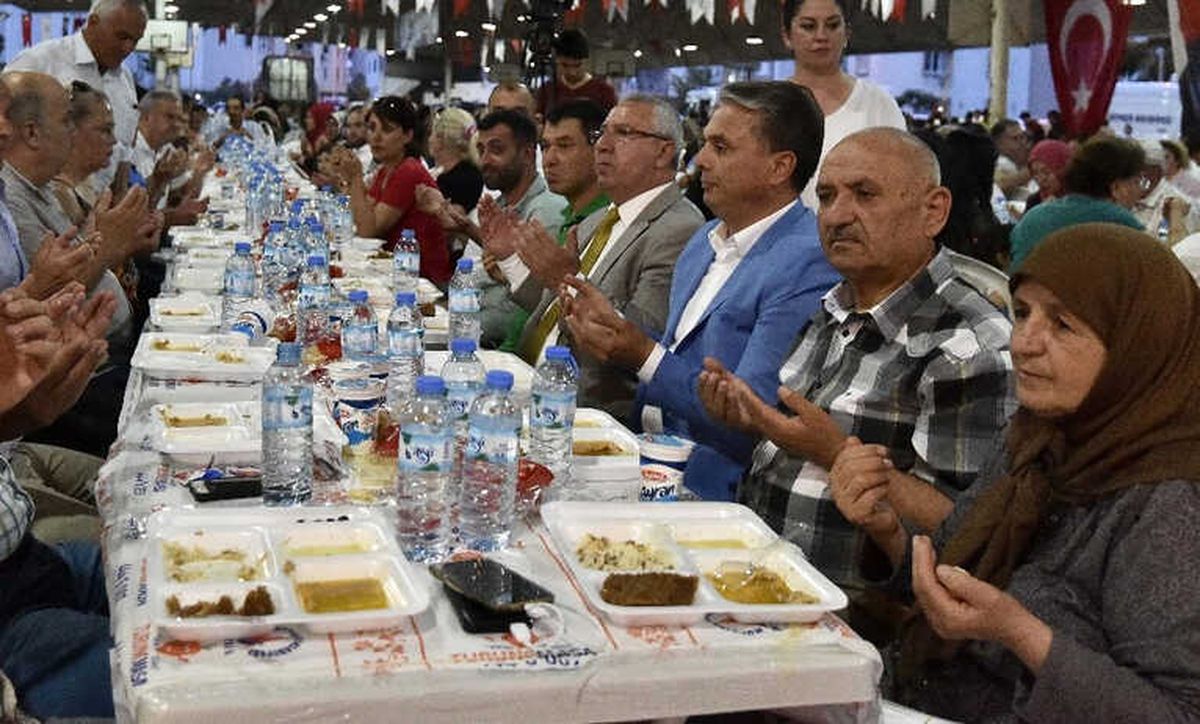Uysal, Yenigün Mahallesi\'nde İftara Katıldı
