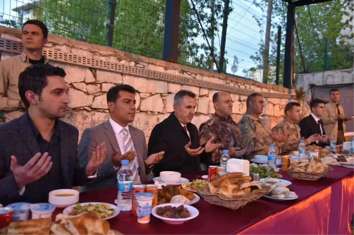 Vali Elban Polislerle İftar Yaptı