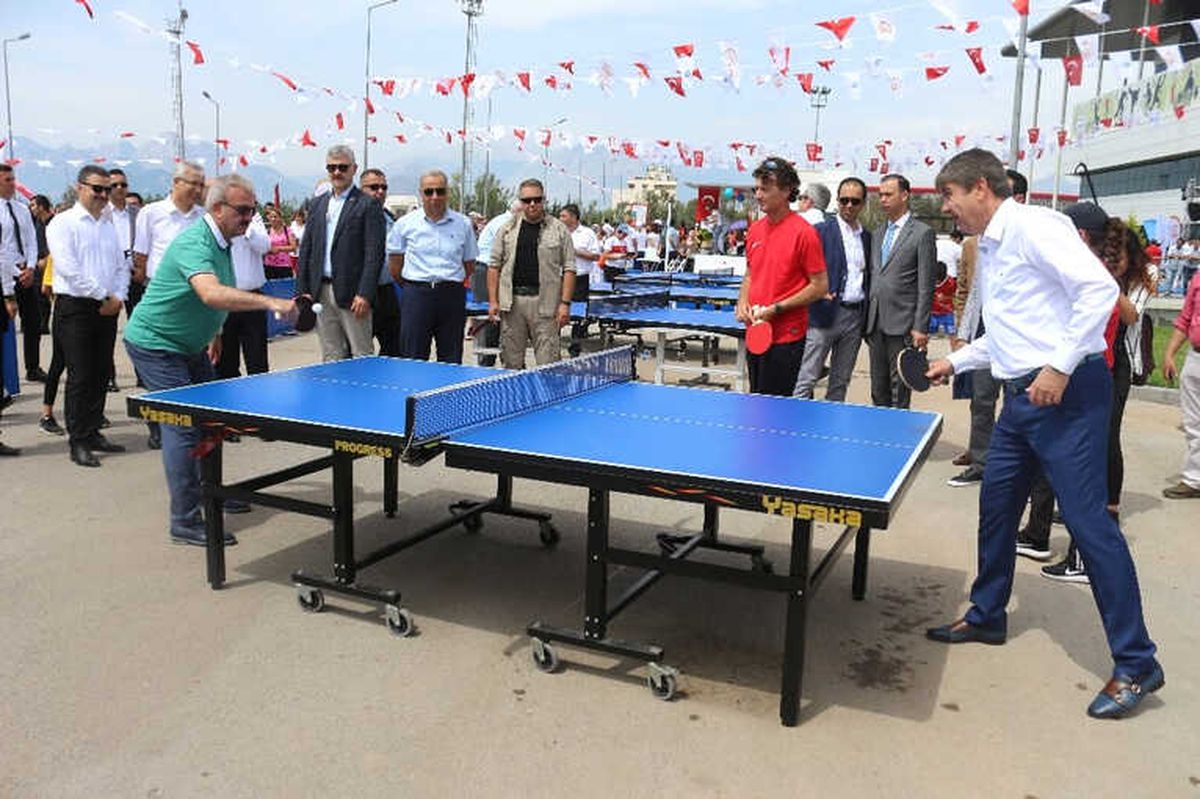 Vali Karaloğlu ve Başkan Türel Karşılıklı Tenis Oynadı