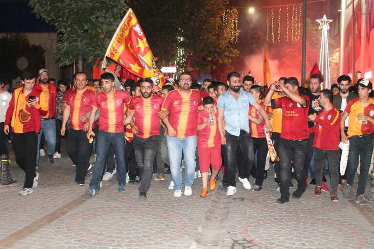 Yalova\'da Yer Gök Sarı Kırmızı Oldu