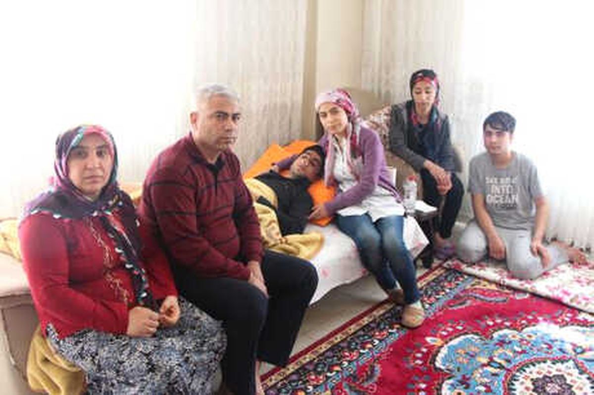 Yolda Yürüyen Engelli Gencin Burnunu Kırdılar