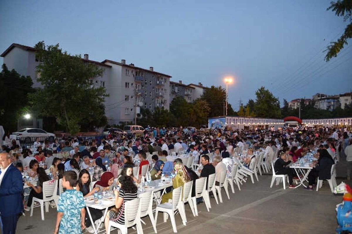 Yunusemre\'de Binlerce Vatandaş Bu Sofrada Ağırlanacak