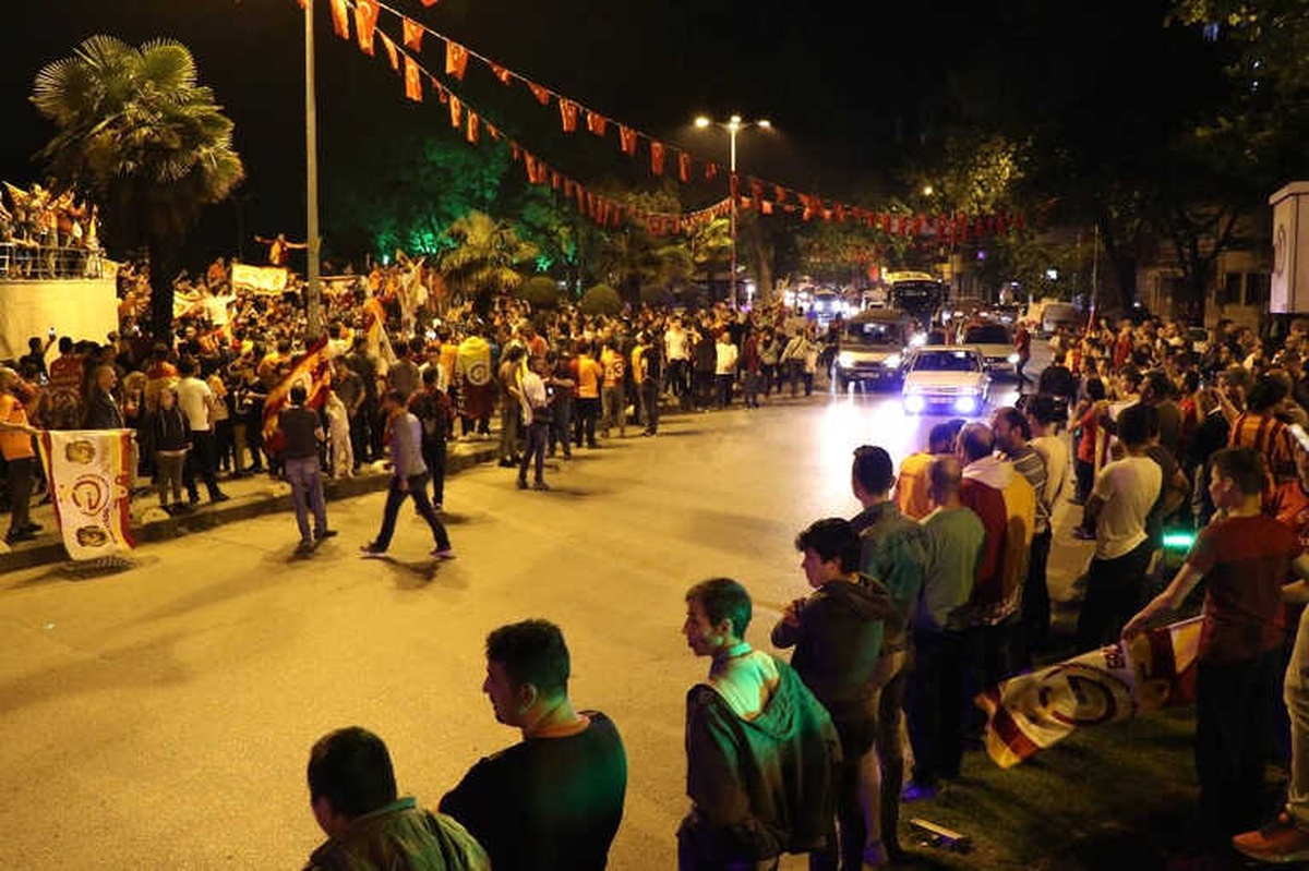 Zonguldak\'ta Galatasaray Taraftarları Şampiyonluk Sevinci Yaşadı