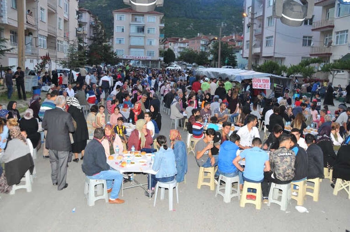 Akşehir\'de Mahalle İftarları Devam Ediyor