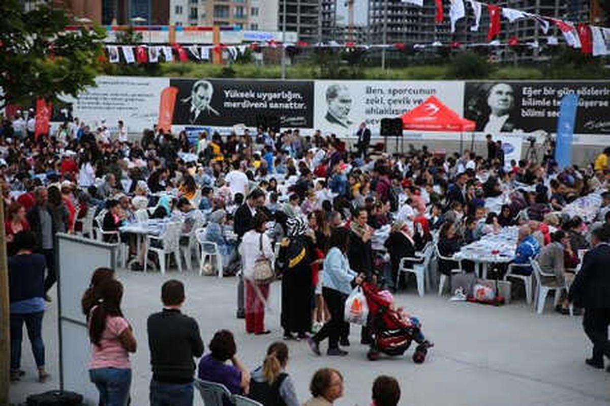 Beylikdüzü\'nde "Gençlik İftarı" Düzenlendi