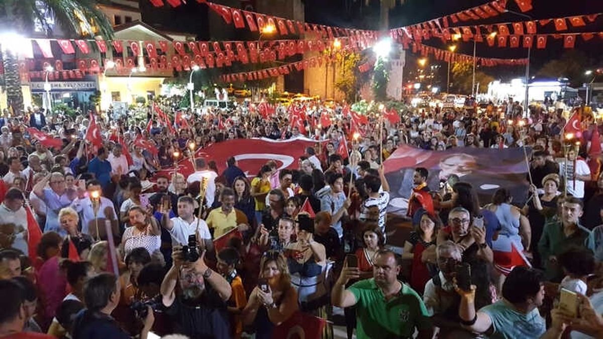 Çeşme\'de Meşaleli 19 Mayıs Yürüyüşü