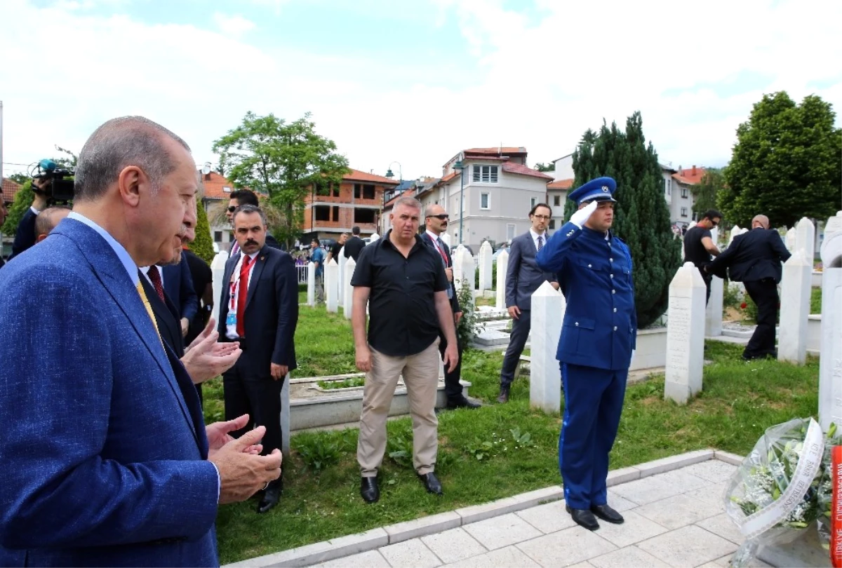 Cumhurbaşkanı Erdoğan\'dan Kovaçi Şehitliği\'ne Ziyaret