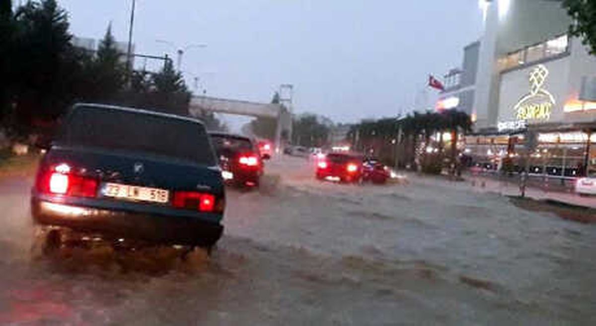 Elazığ\'da Sağanak Yağmur Yol Kapattı