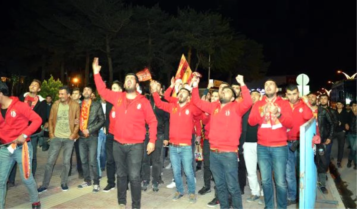 Erciş\'te Ultraslan, Şampiyonluk Maçını Dev Ekranda İzledi