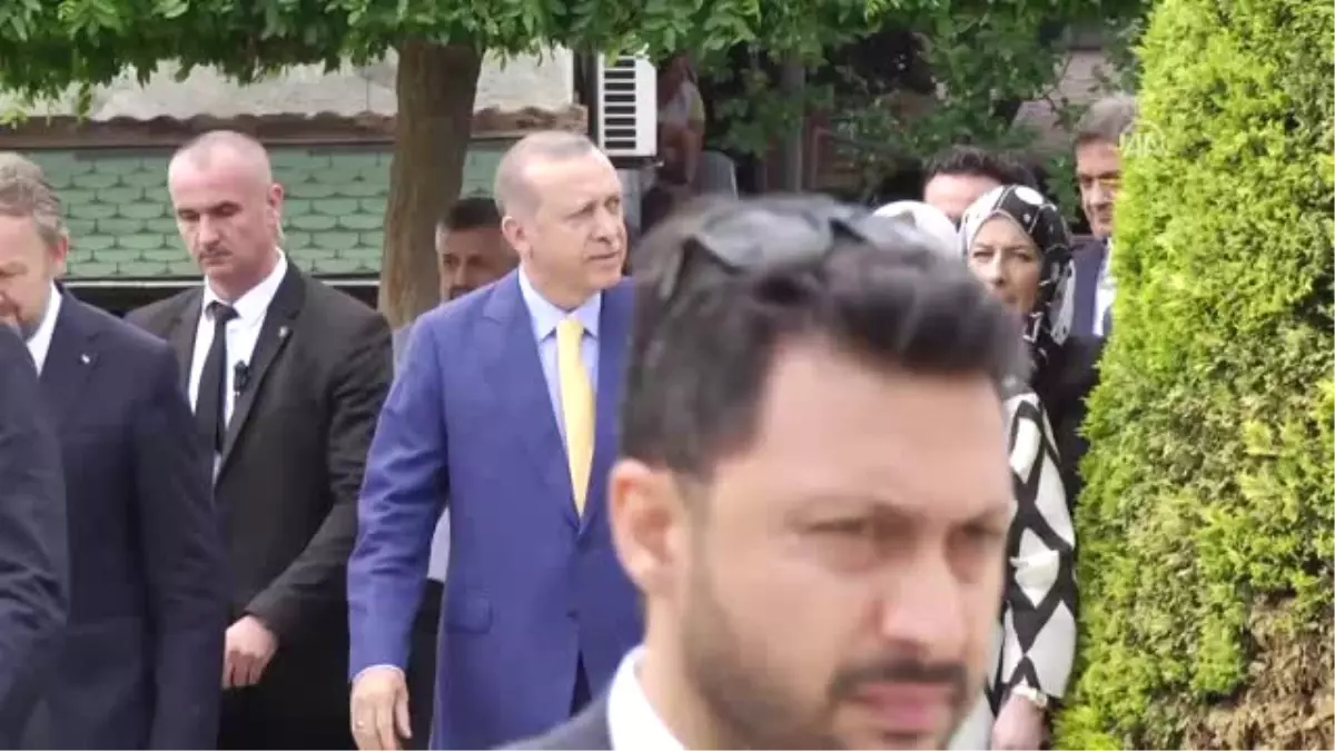 Erdoğan\'dan İzzetbegoviç\'in Kabrine Ziyaret