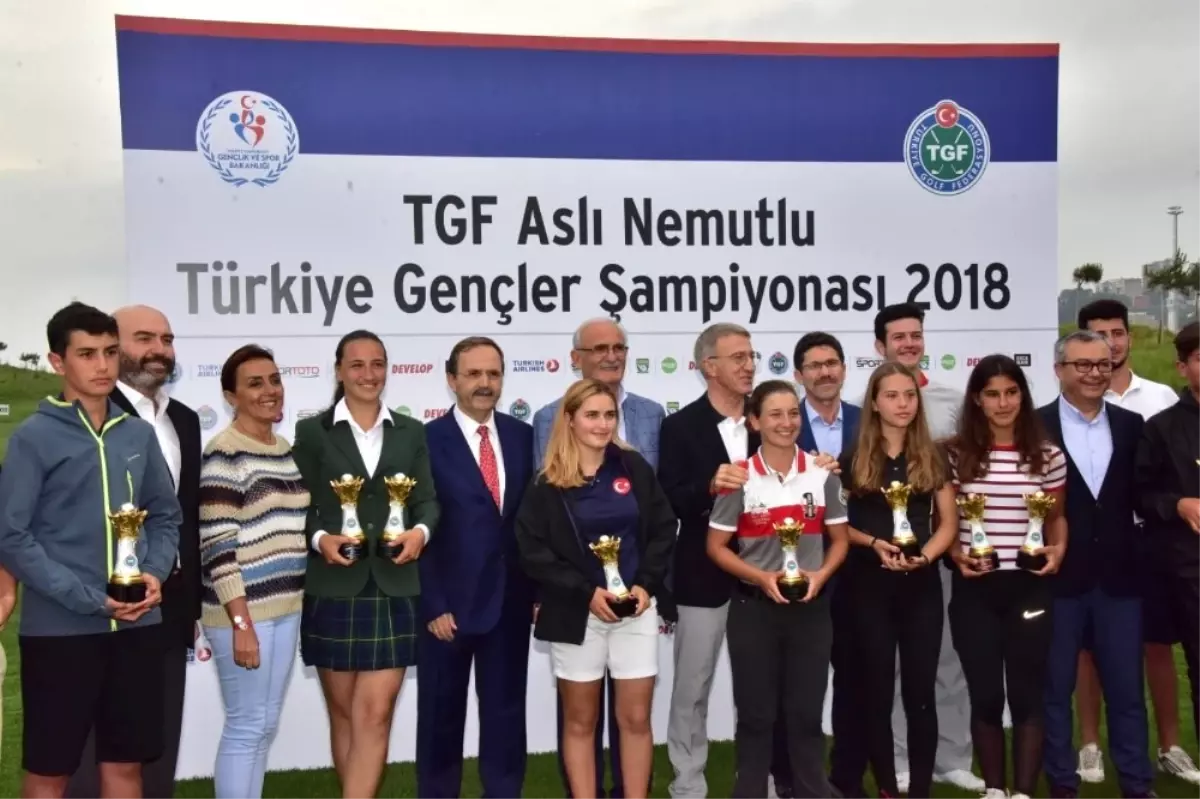 Golf Turnuvası Kazananları Kupalarını Ağaoğlu\'nun Elinden Aldı