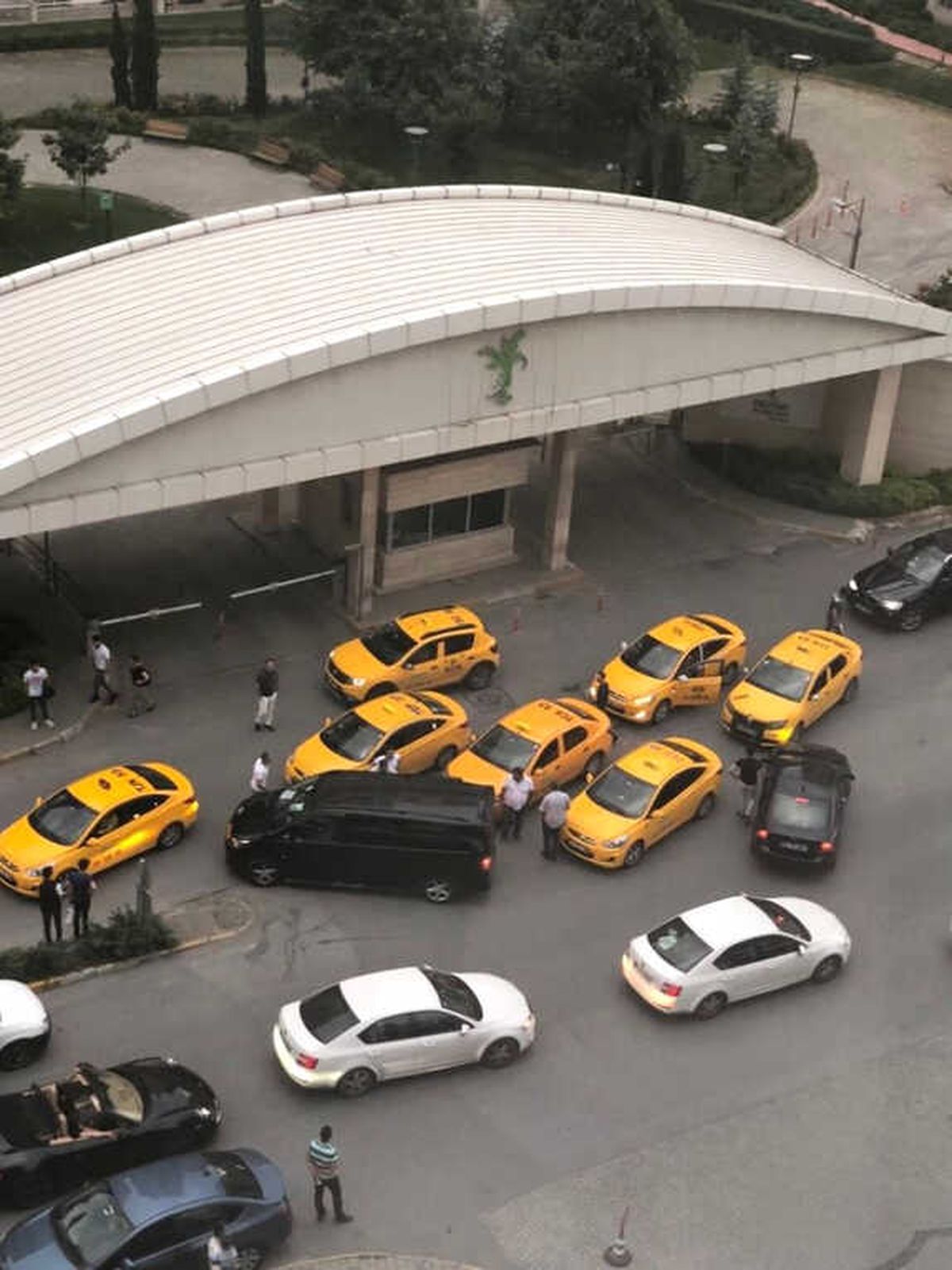 İstanbul\'da Taksiciler Uber Aracına Saldırdı İddiası