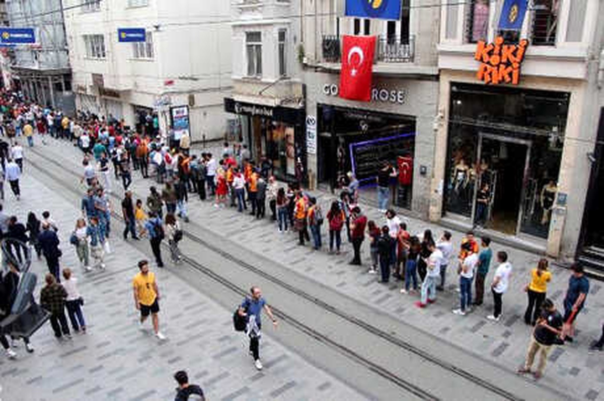 İstiklal Caddesi\'nde Metrelerce Bilet Kuyruğu