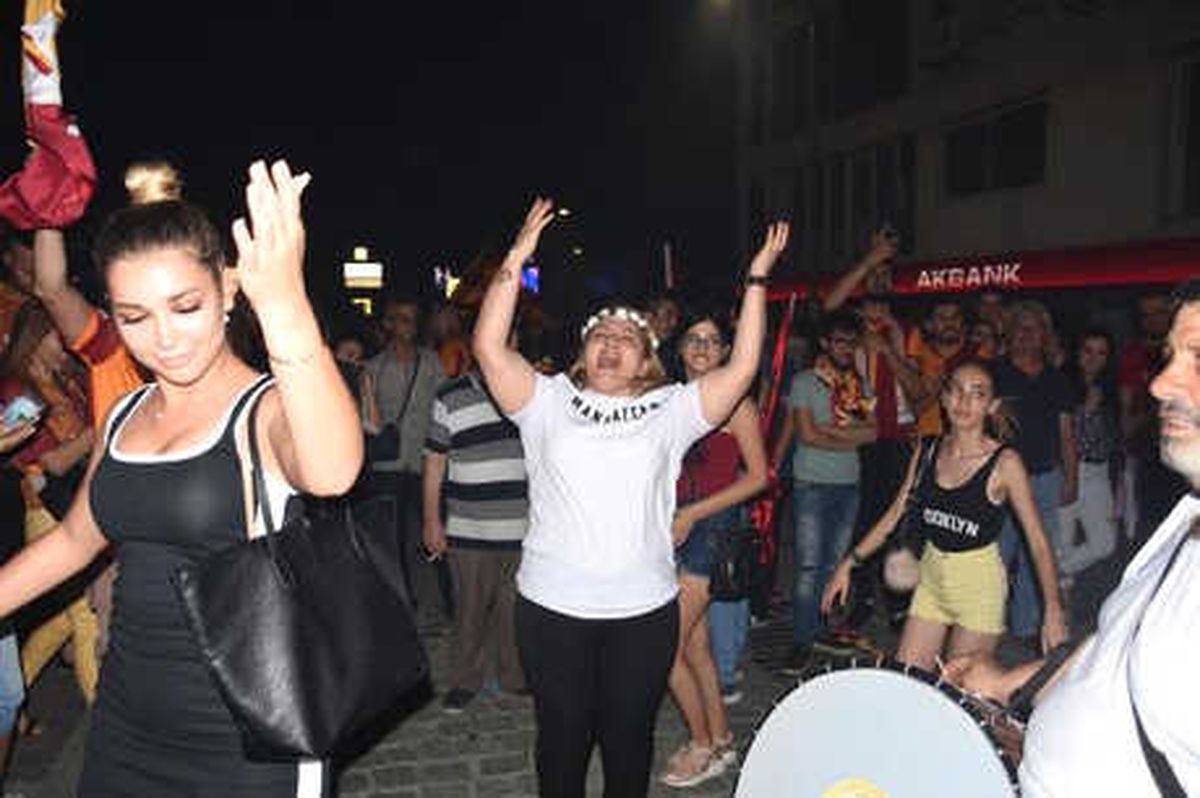İzmir\'de Galatasaray Sevinci