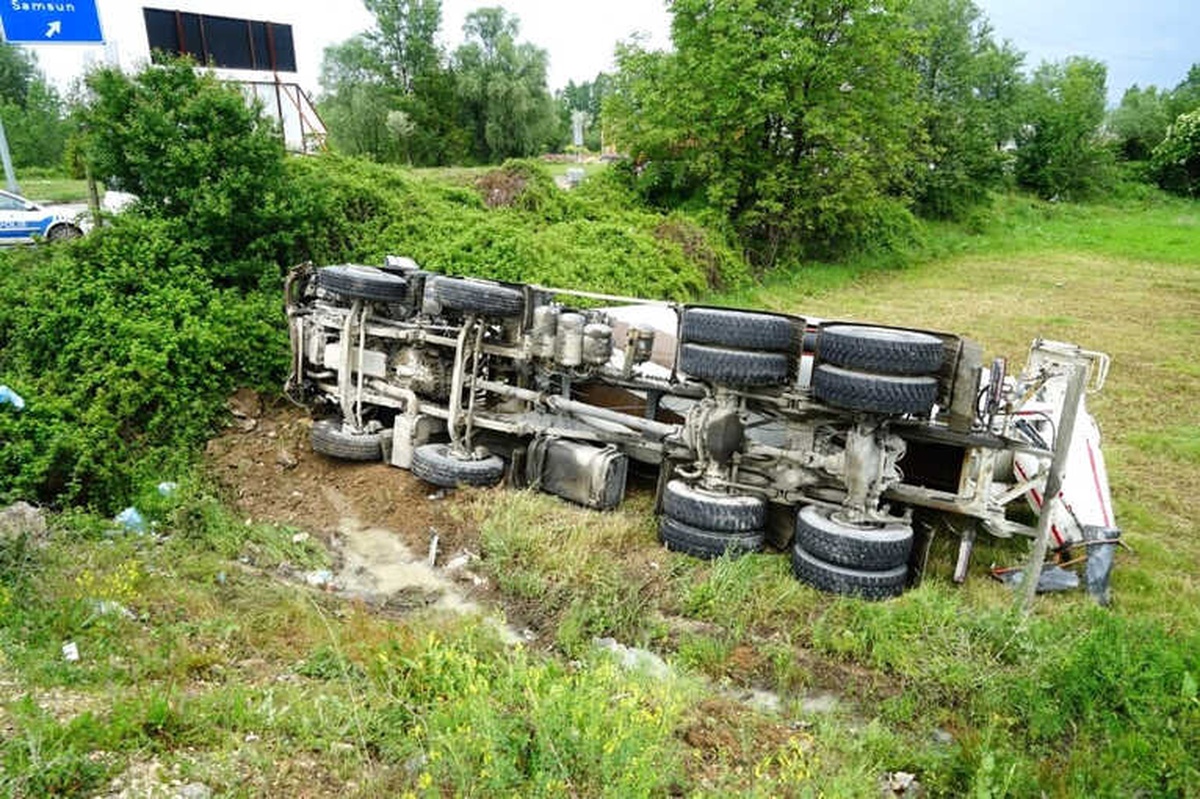 Kastamonu\'da Beton Mikseri Tarlaya Yuvarlandı: 1 Yaralı