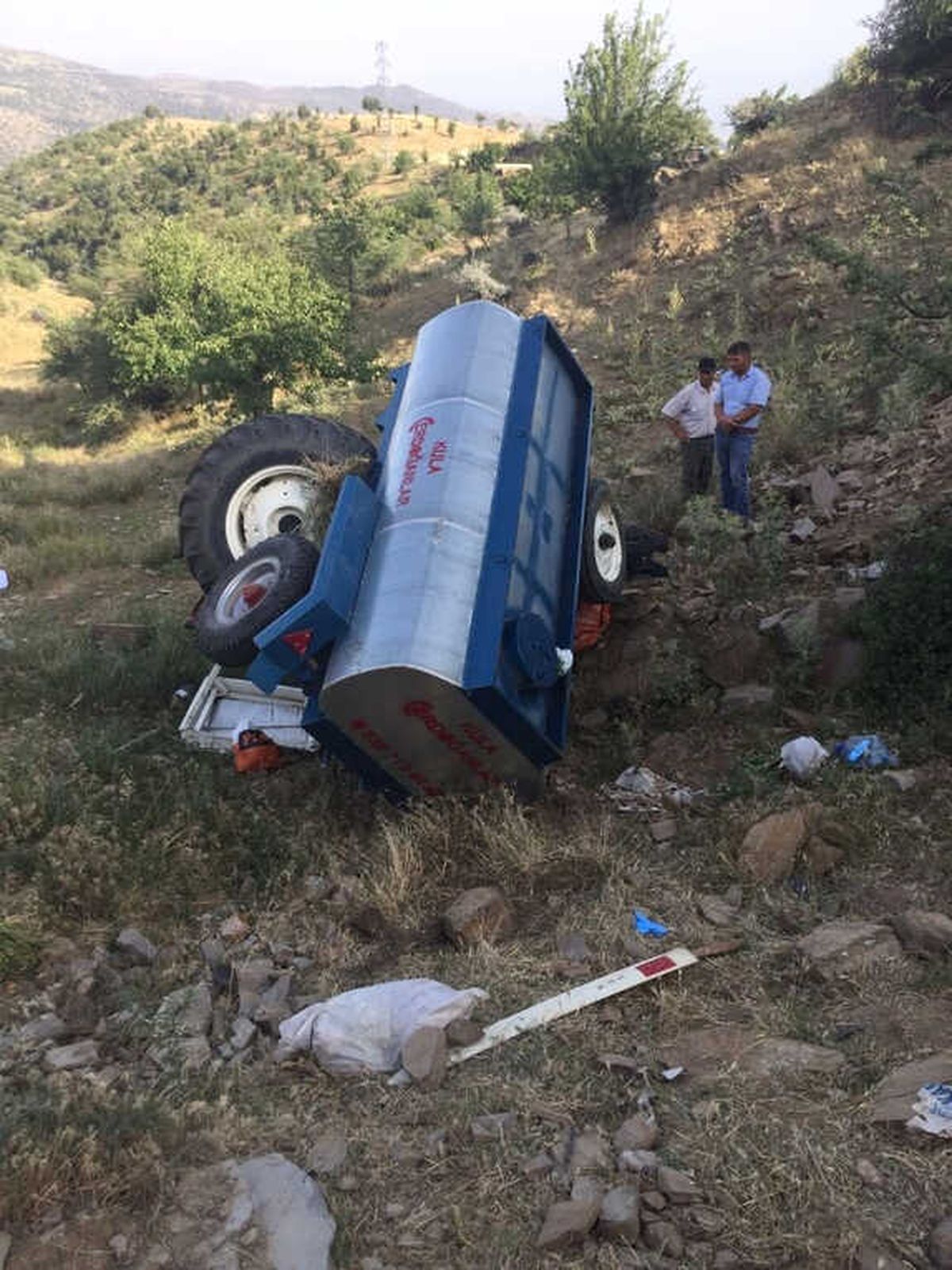 Kula\'da Traktör Devrildi: 1 Ölü, 1 Yaralı