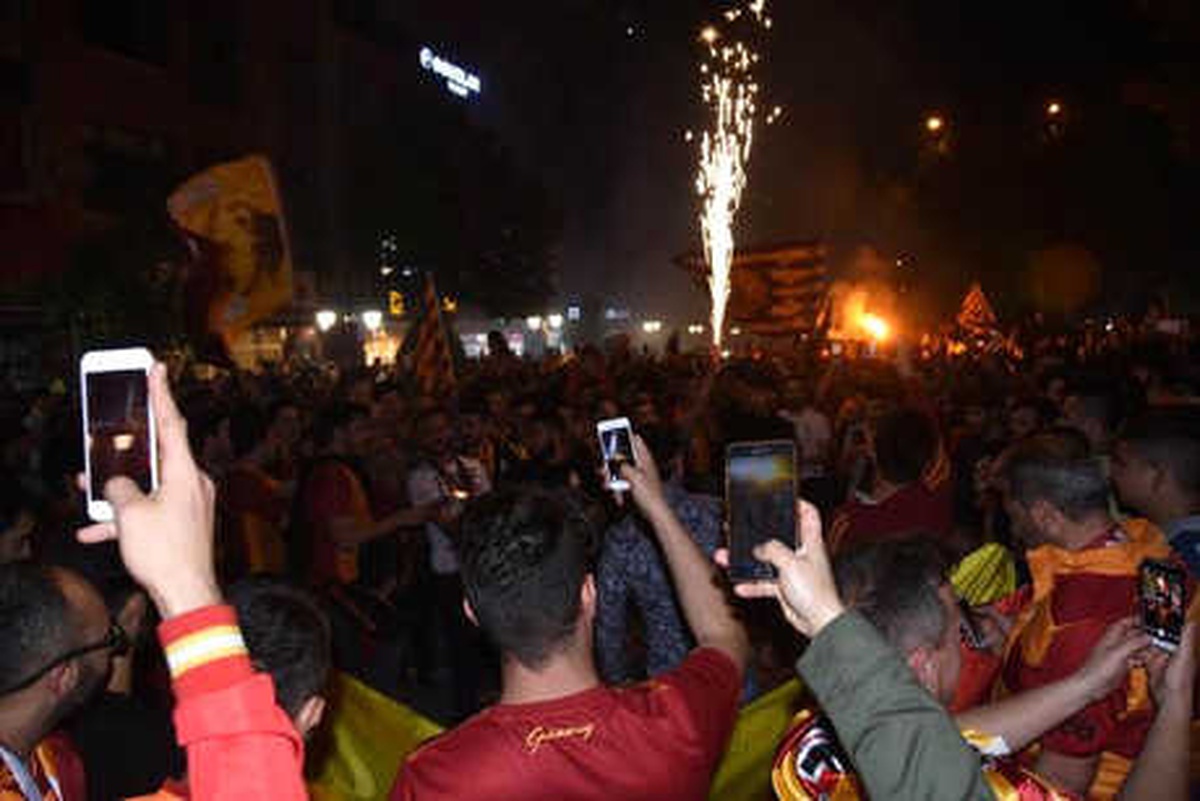Kütahya\'da Galatasaray Taraftarları Kutlama Yaptı