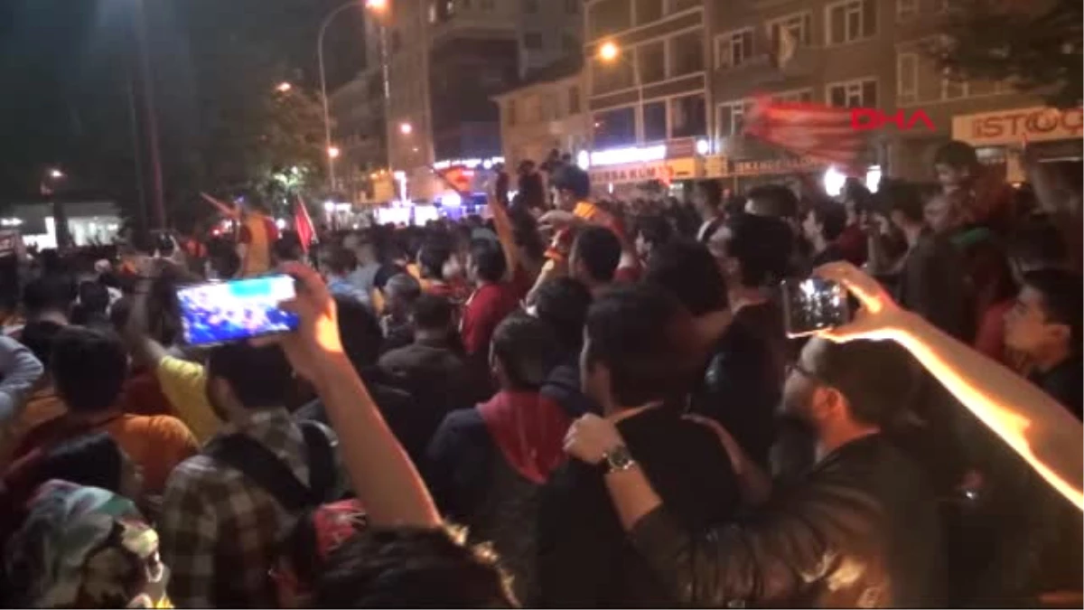 Kütahya\'da Galatasaray Taraftarları Kutlama Yaptı