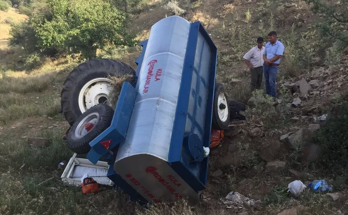 Manisa\'da Traktör Uçuruma Yuvarlandı: 1 Ölü, 1 Yaralı