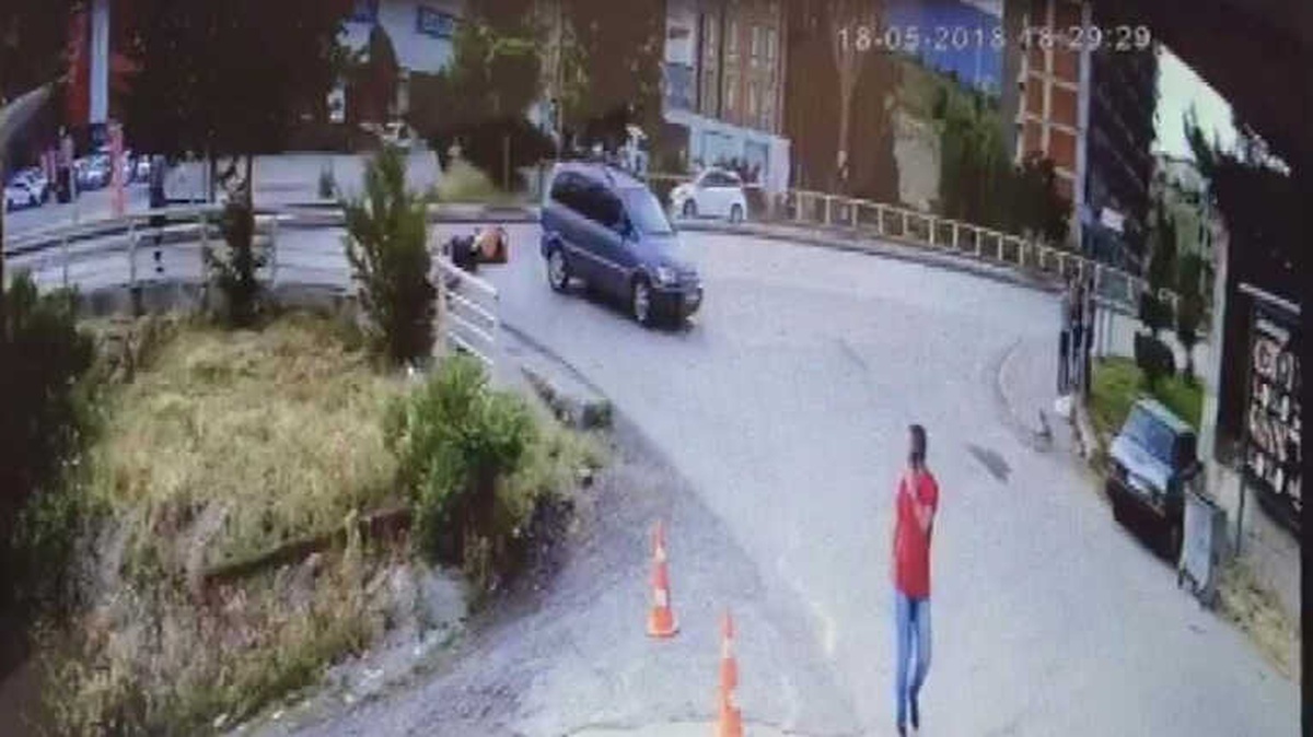 Motosiklet Sürücüsünün Ölümden Kıl Payı Kurtulduğu Anlar Kamerada