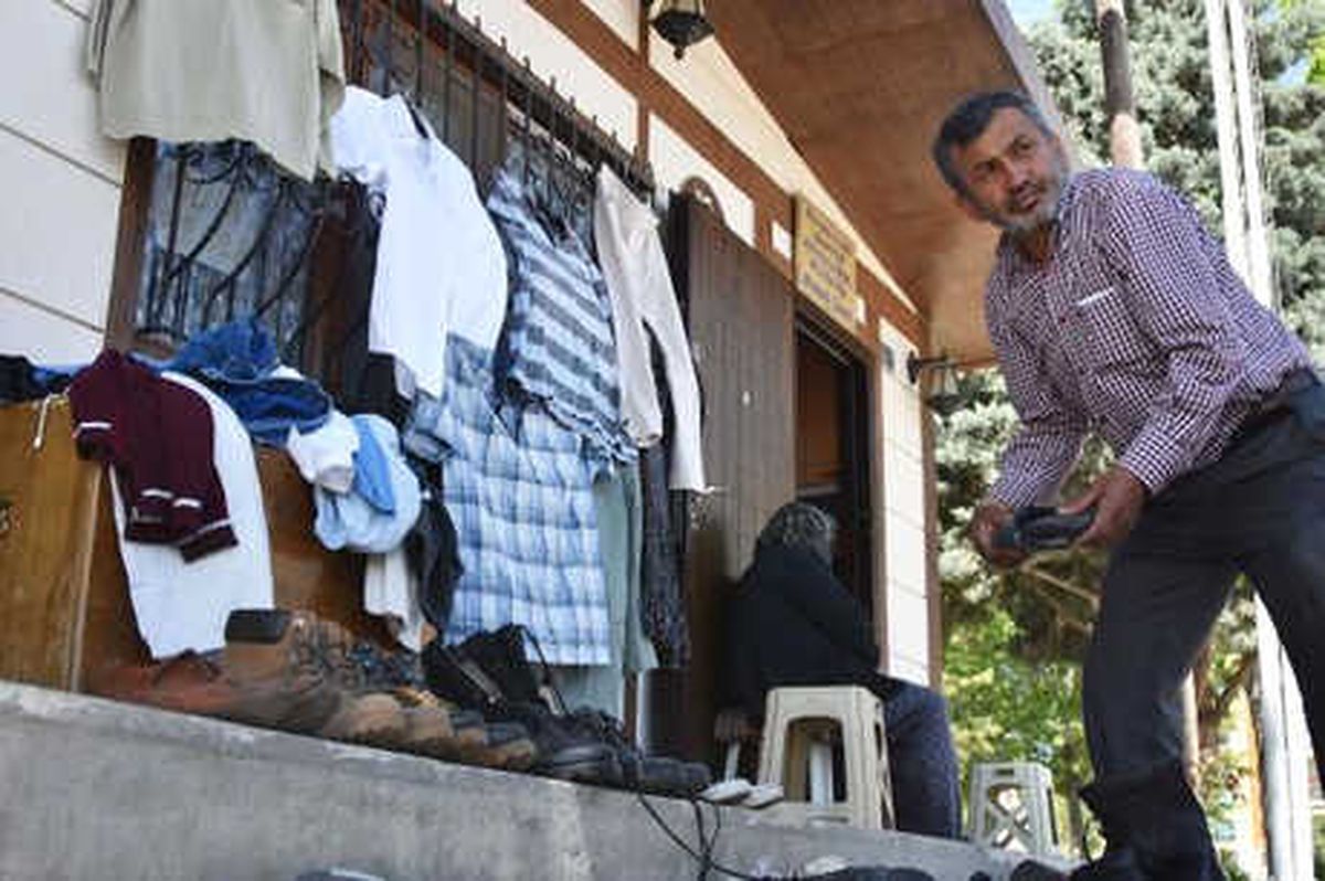 Muhtardan \'Giymediğin Elbiseyi Getir, İhtiyacın Varsa Bedava Götür\' Kampanyası