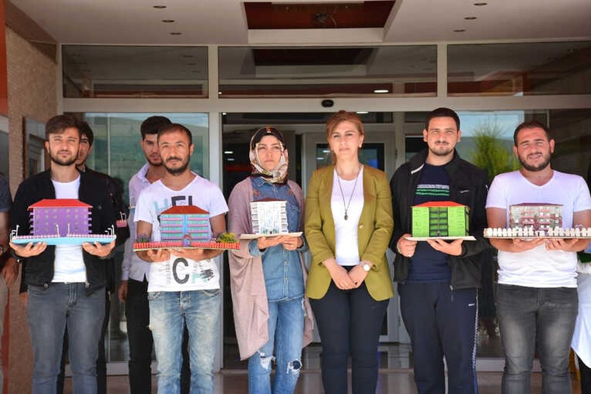 Öğrenciler Atık Malzemelerden Maket Ev Yaptılar