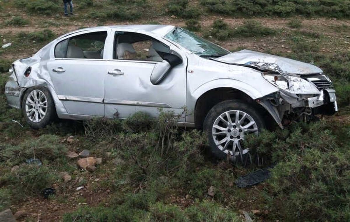 Otomobil Şarampole Yuvarlandı