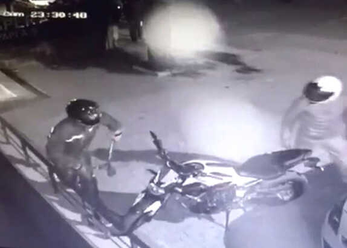 Demir Kesme Makasıyla Zinciri Kesip Motosikleti Çaldılar