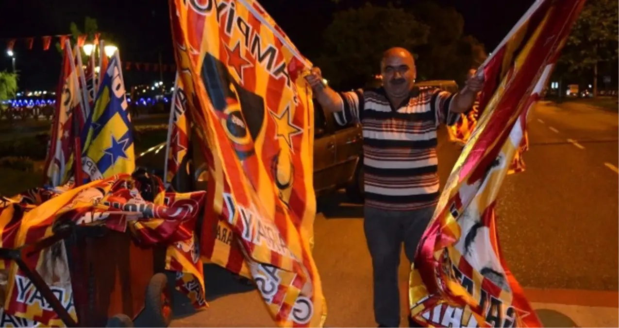 Galatasaray\'ın Şampiyonluğuna En Çok Seyyar Satıcılar Sevindi