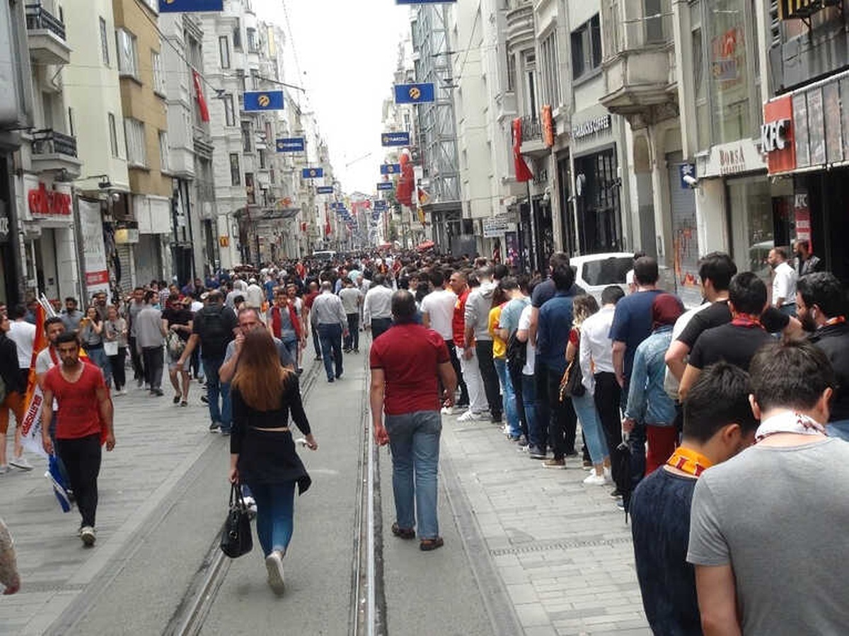 Şampiyonluk Kutlaması İçin Saatlerce Kuyrukta Beklediler