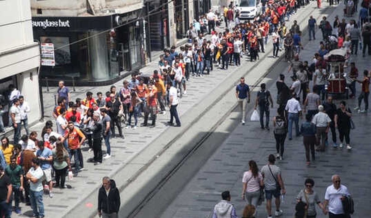 Şampiyonluk Kutlaması İçin Uzun Kuyruklar Oluştu
