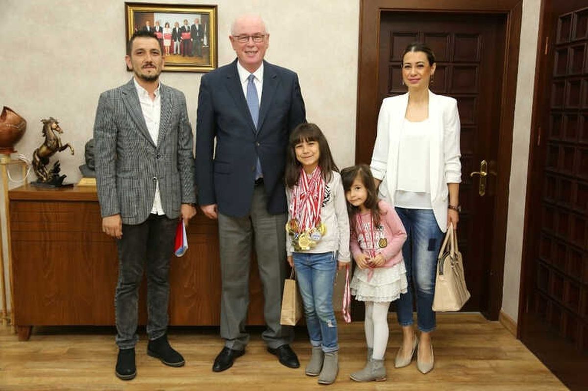 Satranç Şampiyonu Ecrin Öncel Kazım Kurt\'u Ziyaret Etti