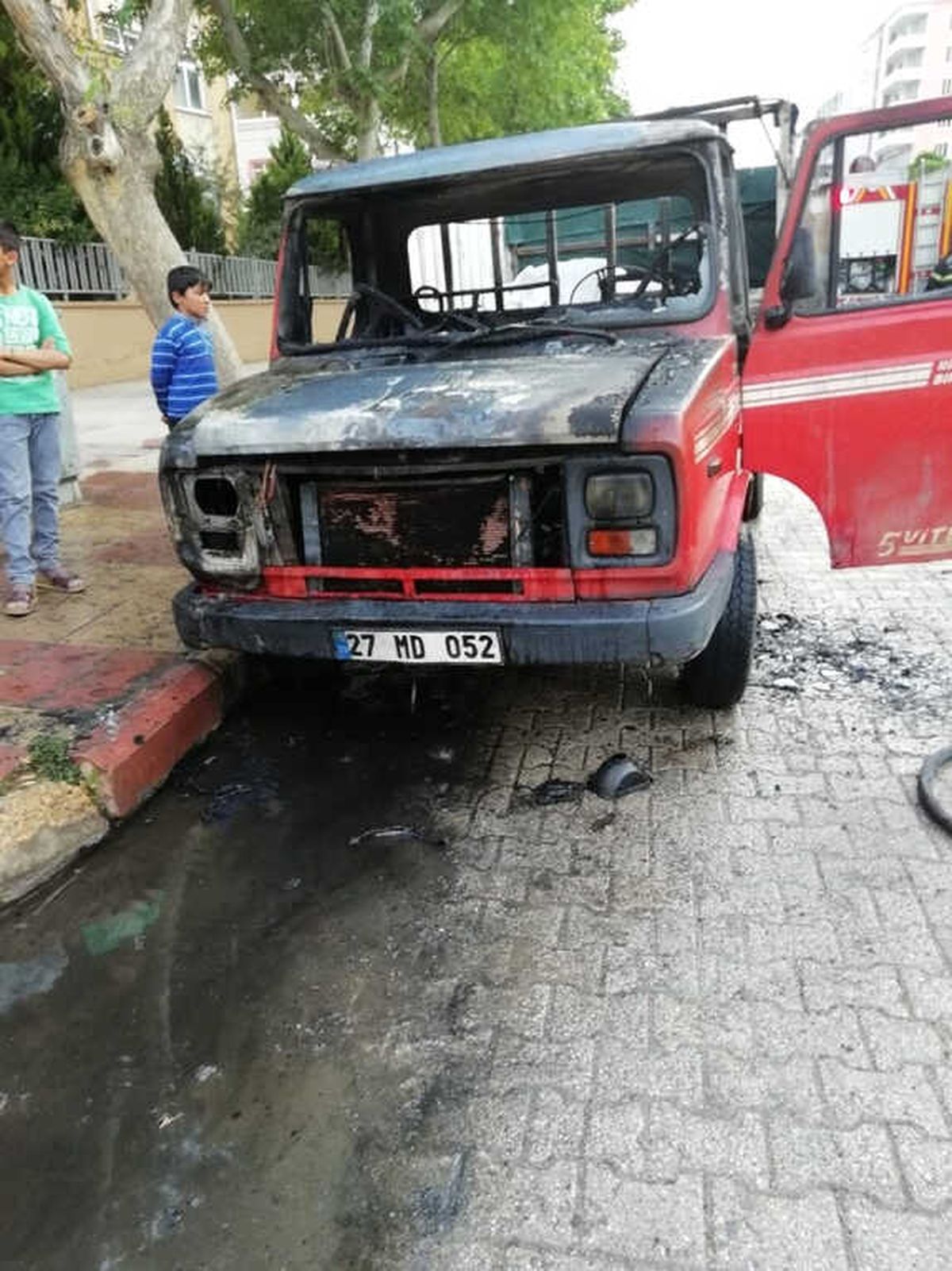 Seyir Halindeki Kamyonet Alev Alev Yandı