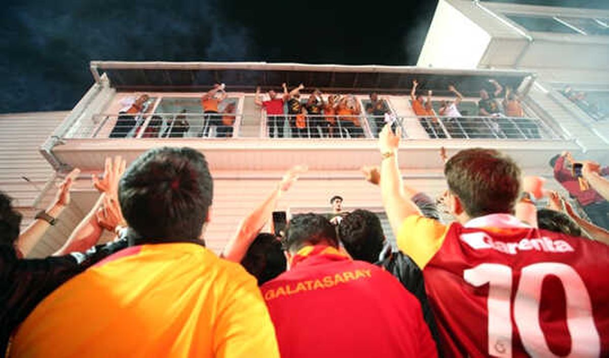 Taraftar Florya\'ya Akın Etti