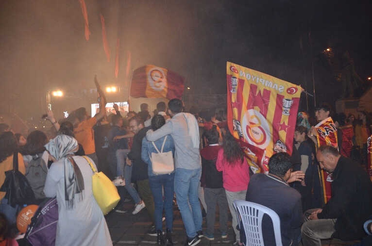 Ünye Meşalelerle Şampiyonluğu Kutladı
