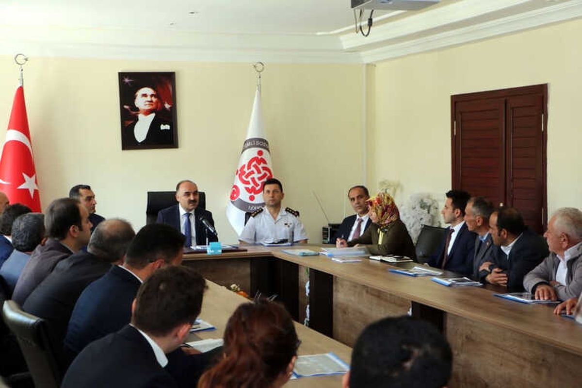 Vali Günaydın Yenişarbademli\'de Muhtarlar Toplantısı Düzenledi