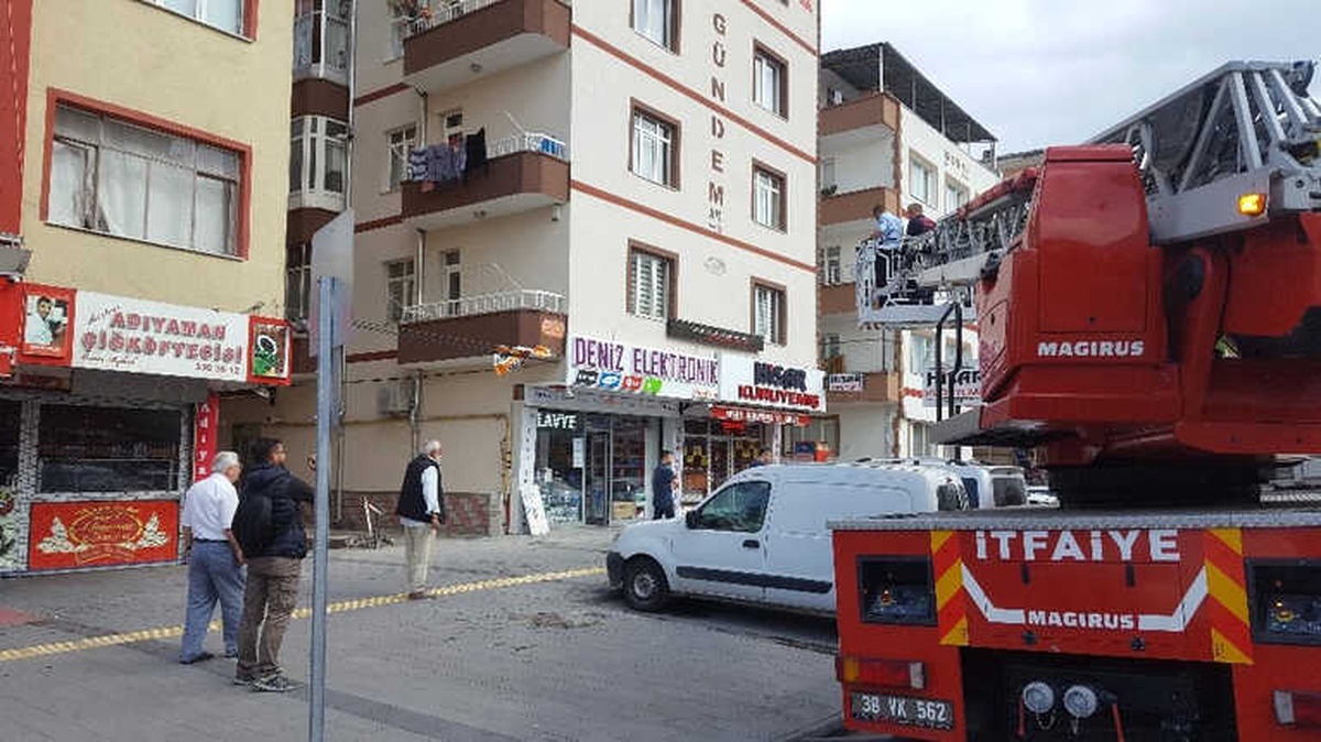 Yaşlı Kadının Yardımına Polis ve İtfaiye Koştu