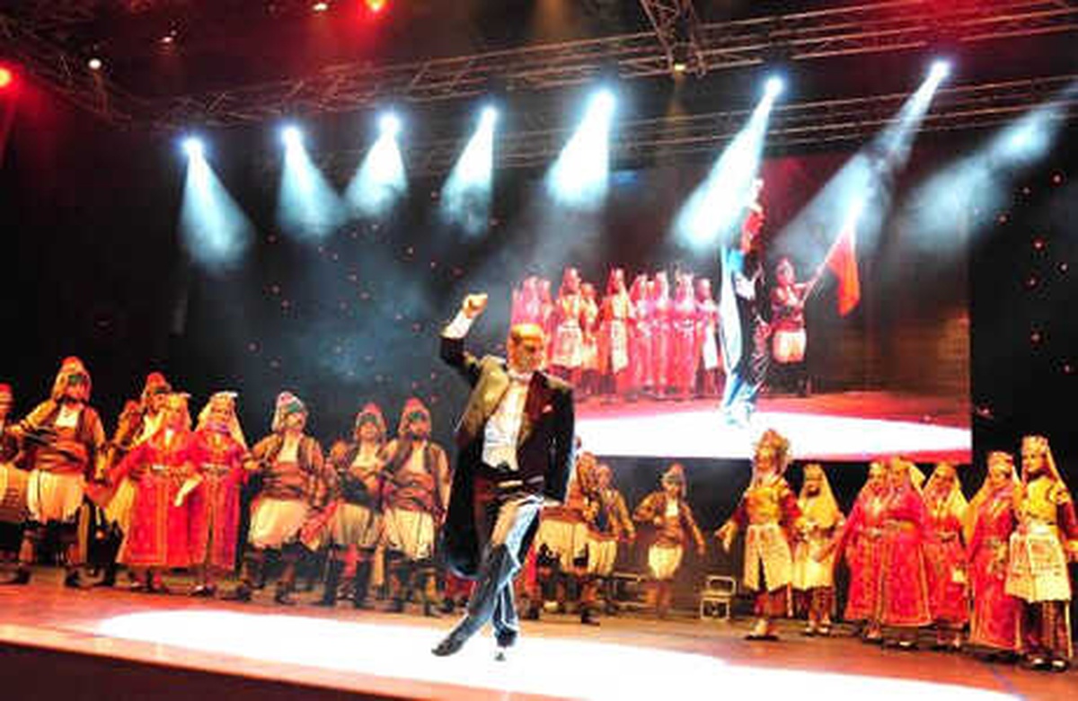 Zeybek Oynayan Atatürk\'ü Canlandıran Gence Büyük Alkış