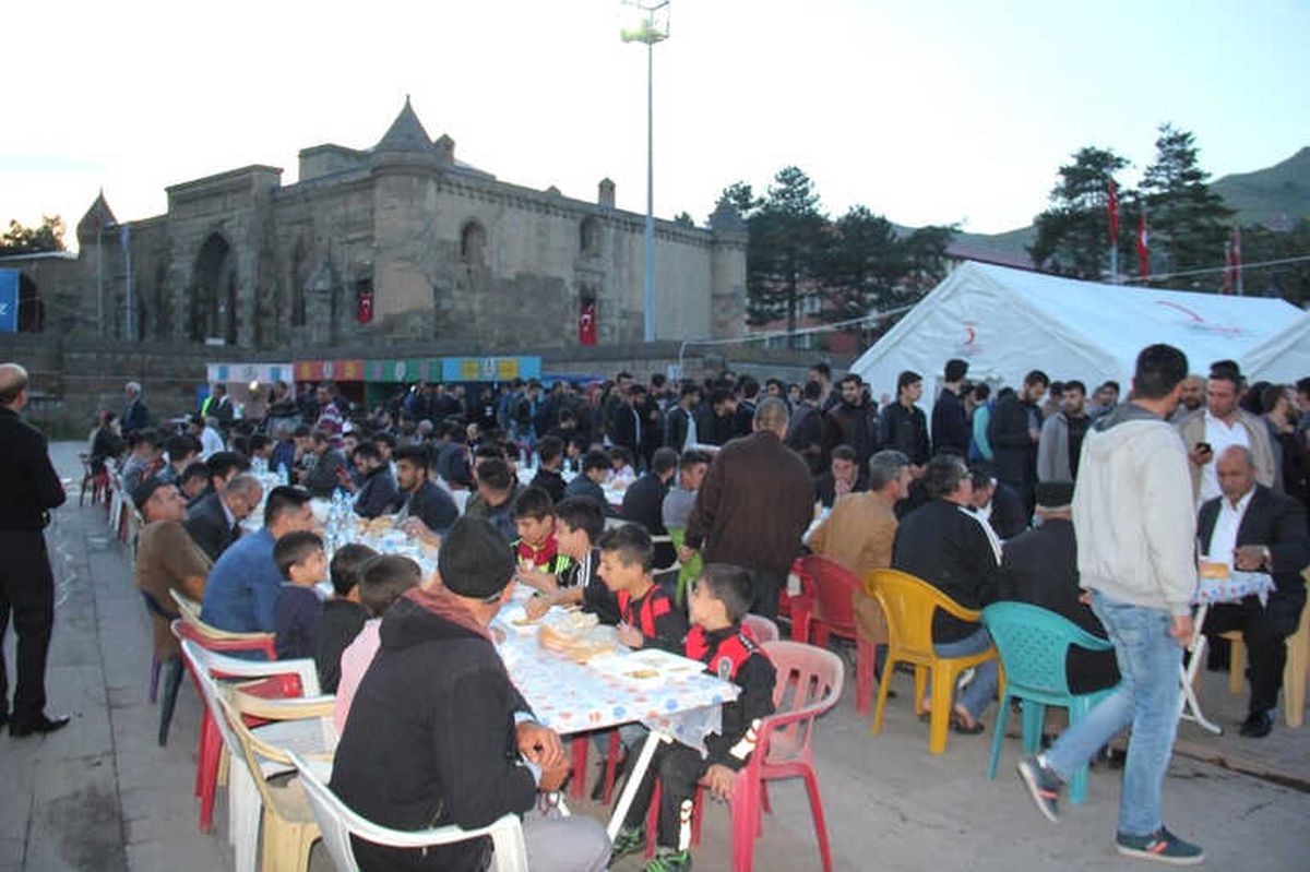 Bitlis\'te Yüzlerce Kişi İftar Çadırında Buluşuyor
